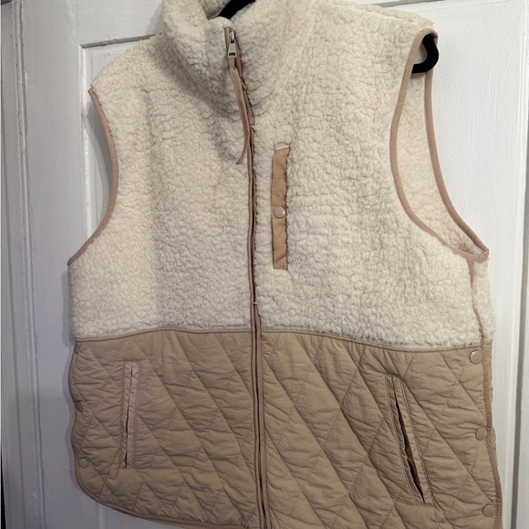 Abercrombie & Fitch Cream and Tan Vest - Picture 2 of 6